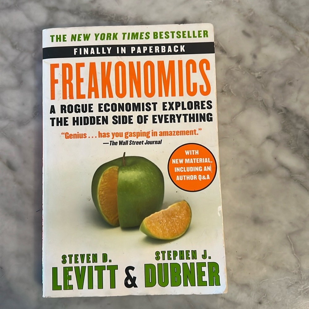 Freakonomics: A Rogue Economist Explores the Hidden Side of Everything paperback